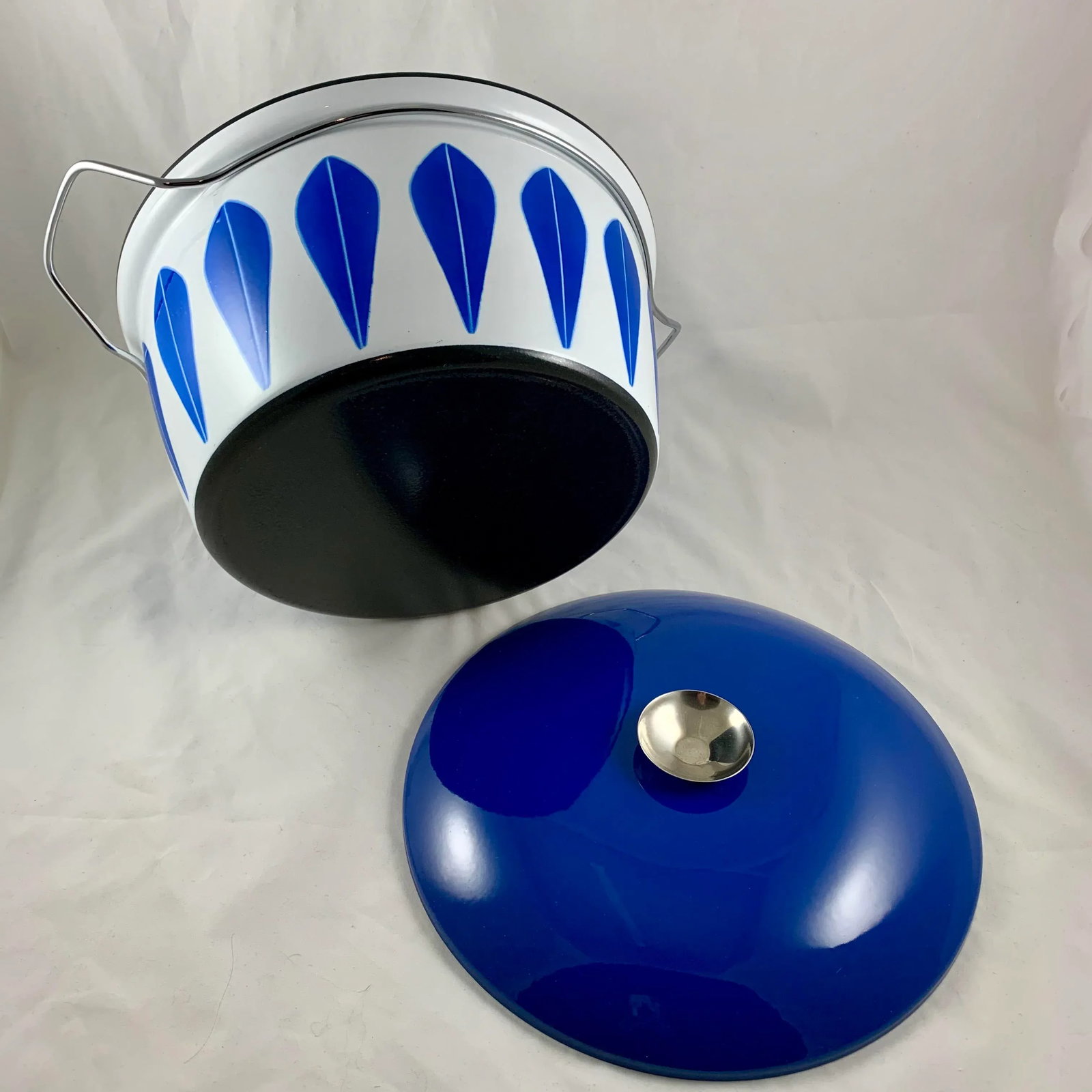 Cathrineholm Scandinavian Modern Lotus Enameled Dutch Oven - 9