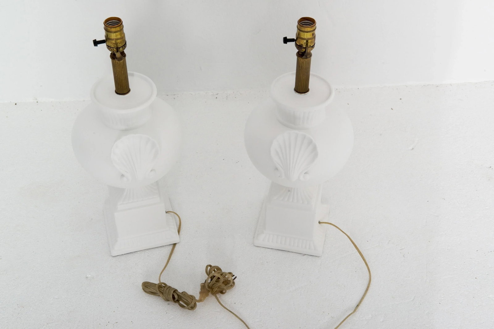 Pair Dorothy Draper style Bulbous Urn Lamps with Shell Detail - 4