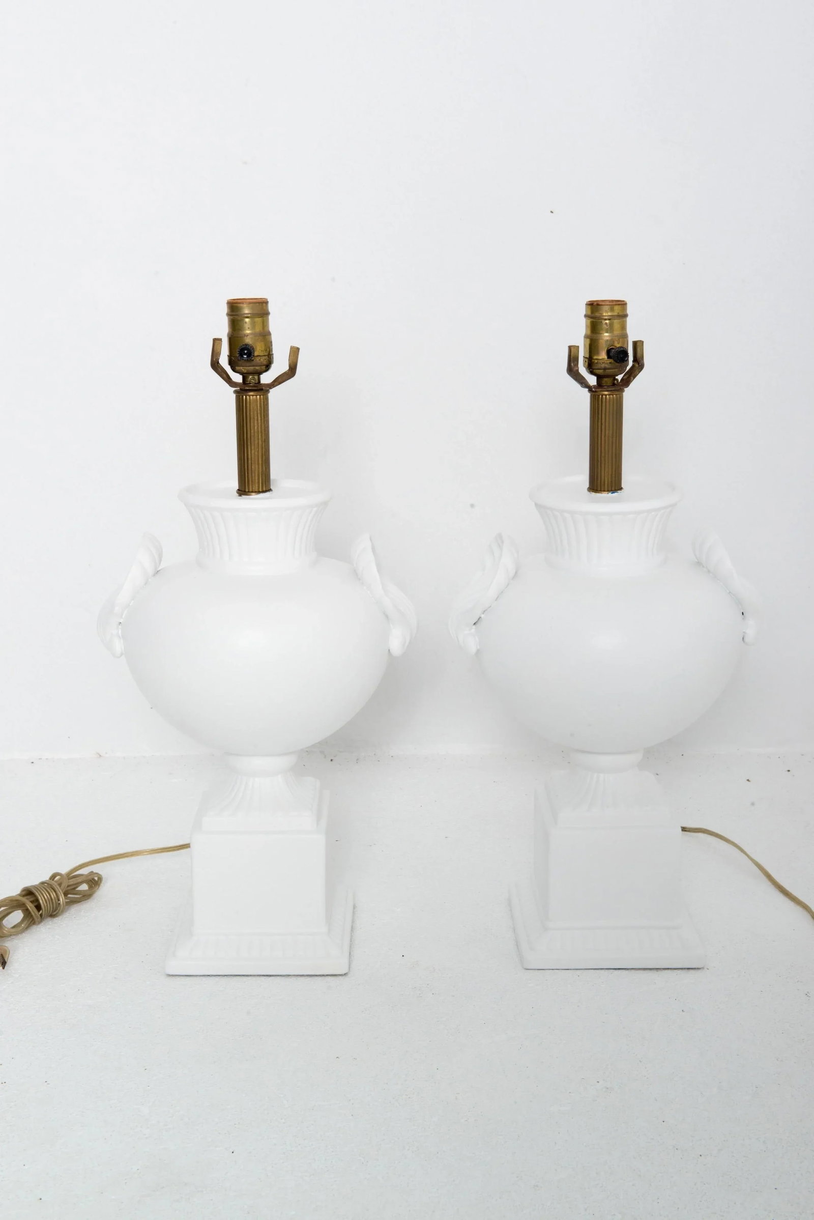 Pair Dorothy Draper style Bulbous Urn Lamps with Shell Detail - 5