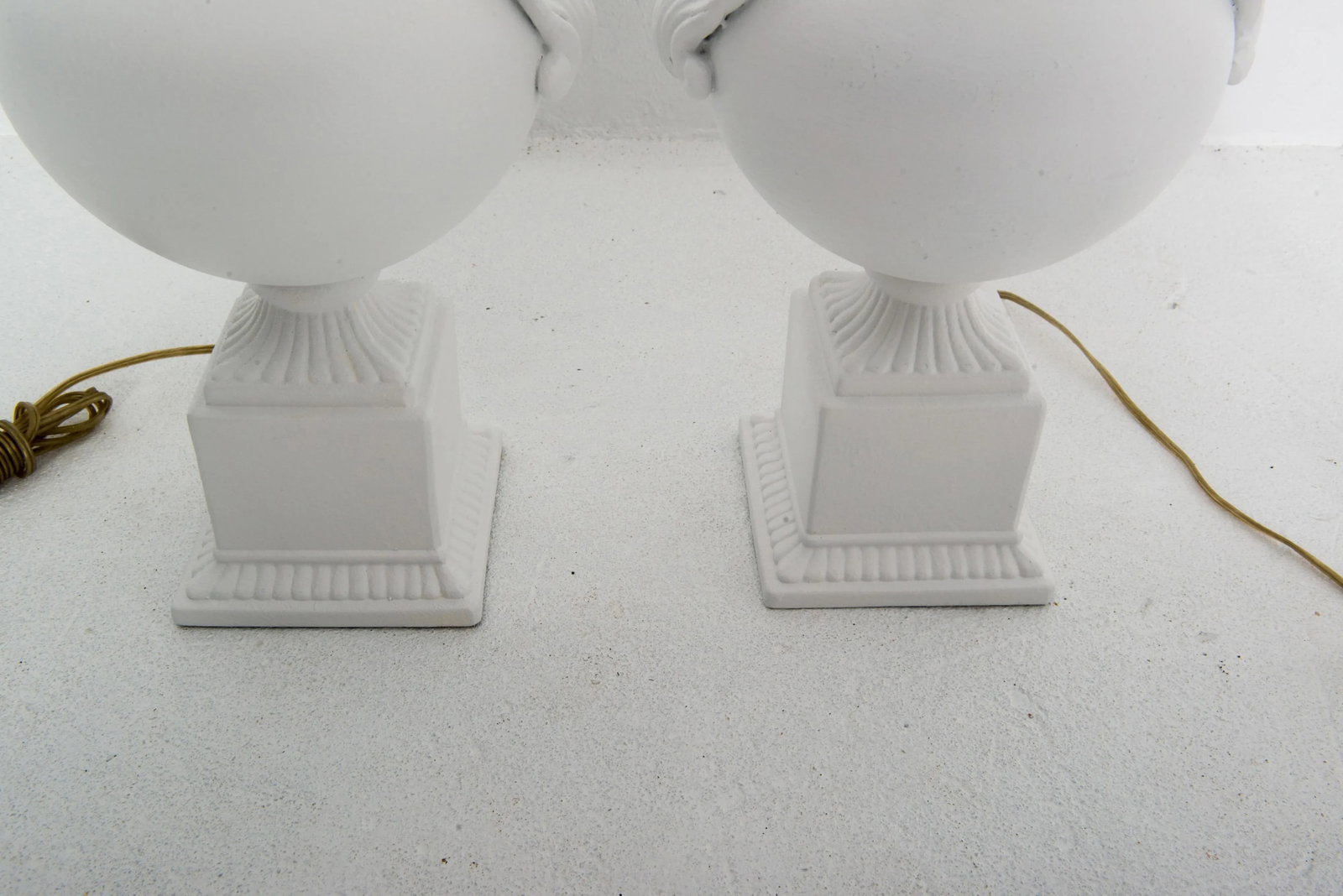 Pair Dorothy Draper style Bulbous Urn Lamps with Shell Detail - 6