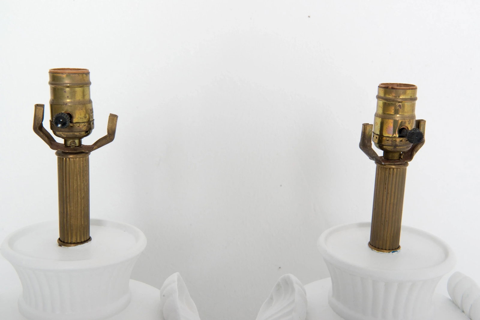 Pair Dorothy Draper style Bulbous Urn Lamps with Shell Detail - 8