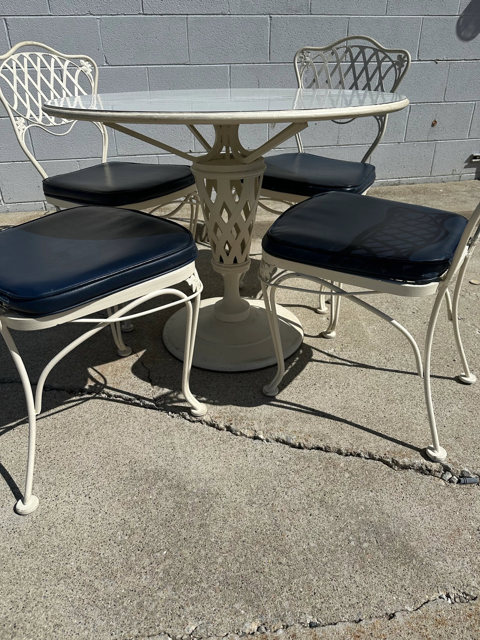 MCM Woodard Florentine Table & 4 Chairs - 4
