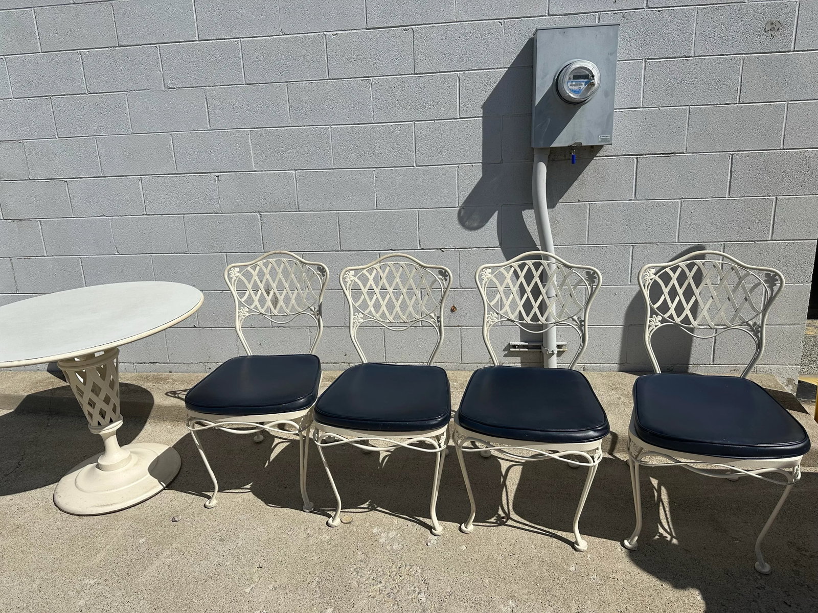 MCM Woodard Florentine Table & 4 Chairs - 7