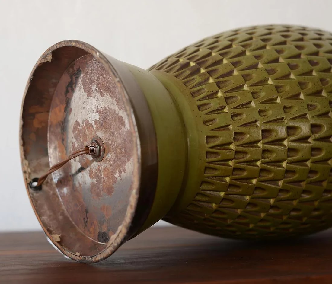 Mid-Century Green Abstract Pattern Molded Metal Table Lamp - 11