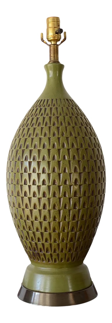 Mid-Century Green Abstract Pattern Molded Metal Table Lamp: Very unique vintage green metal MCM lamp with a relief pattern of 15 horizontal rows of a repeated abstract motif shaped like an upside down V. The scale of each row changes from small on the bottom a