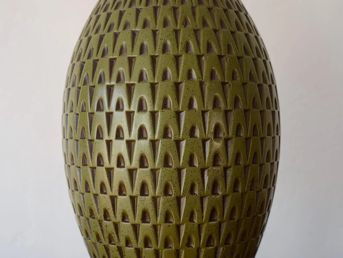 Mid-Century Green Abstract Pattern Molded Metal Table Lamp - 3