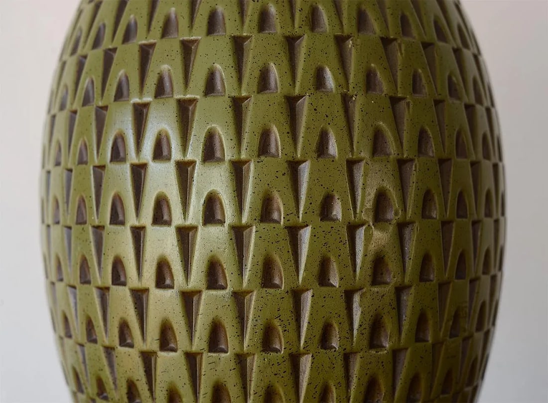Mid-Century Green Abstract Pattern Molded Metal Table Lamp - 4