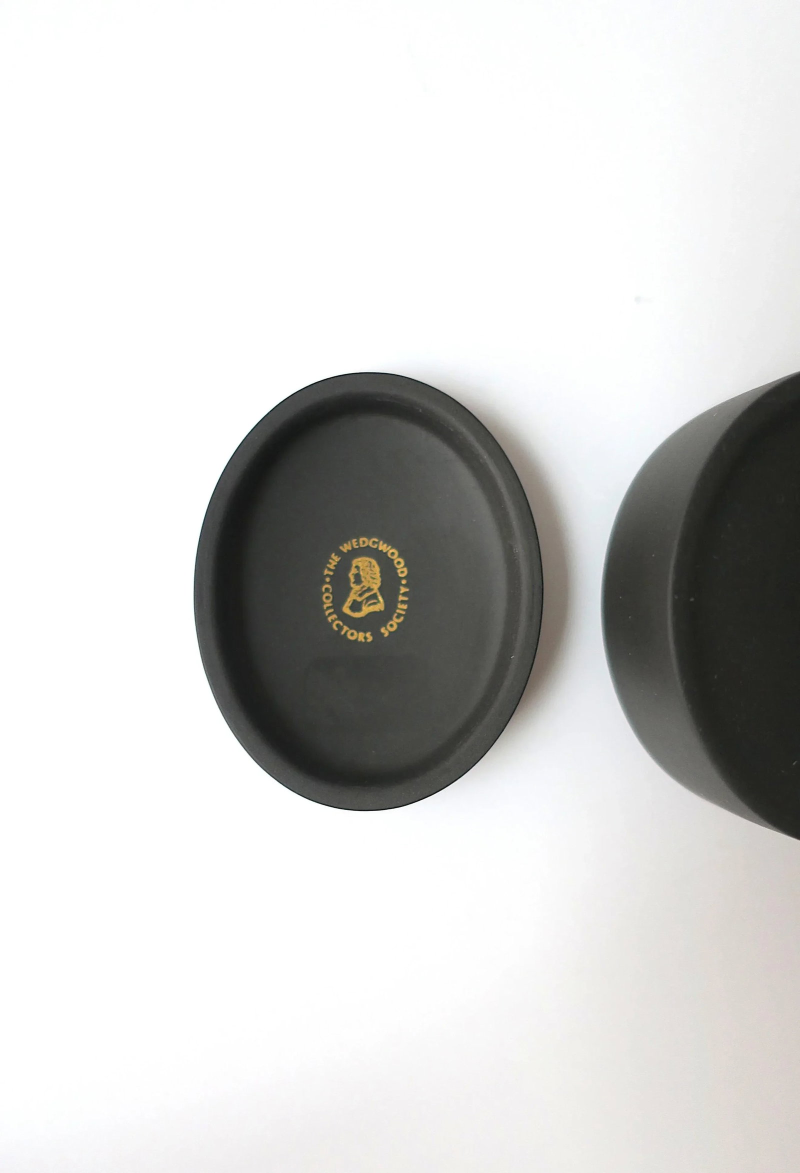 English Wedgwood Basalt Jasperware Scallop Seashell Box, Circa 1980s - 10