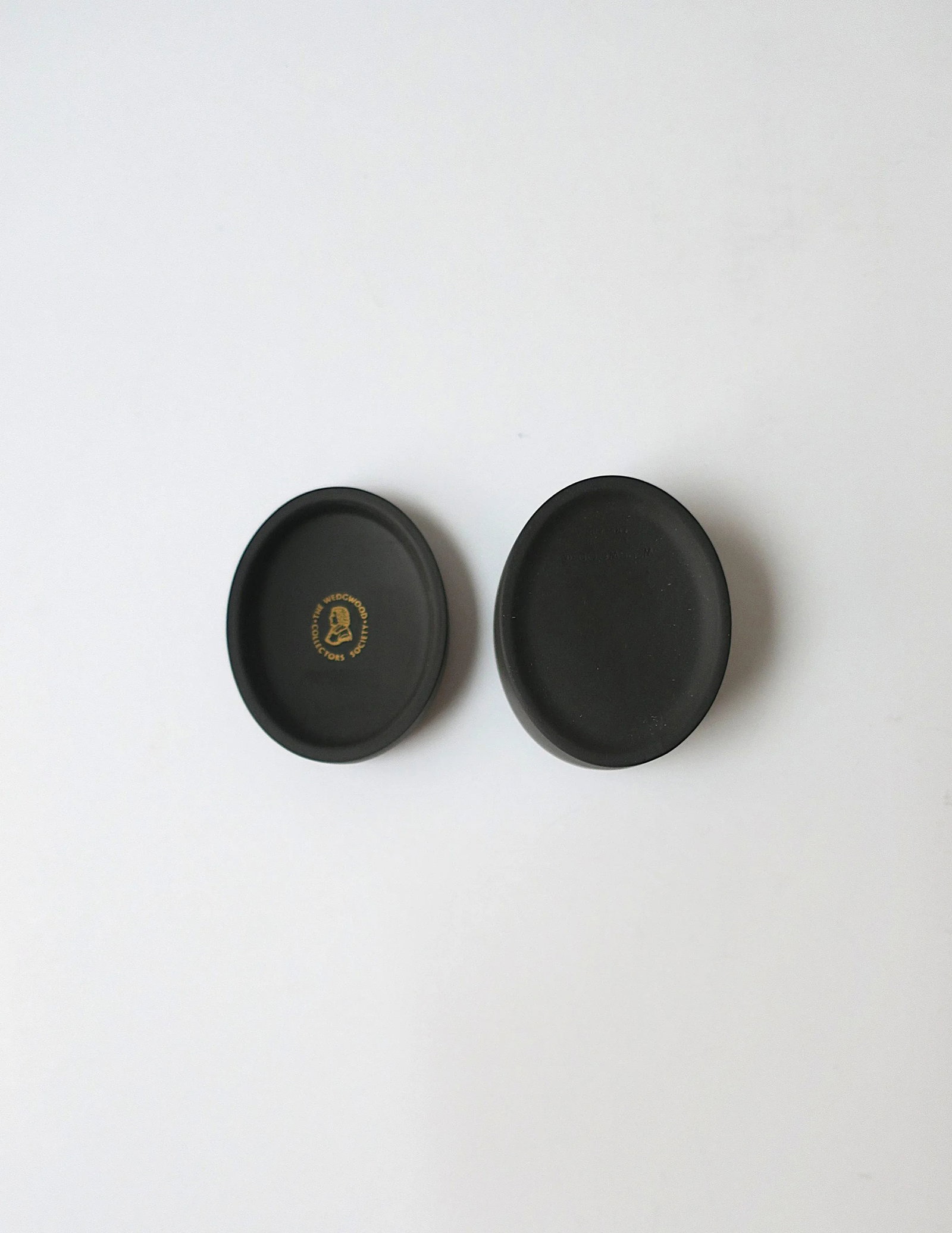 English Wedgwood Basalt Jasperware Scallop Seashell Box, Circa 1980s - 11