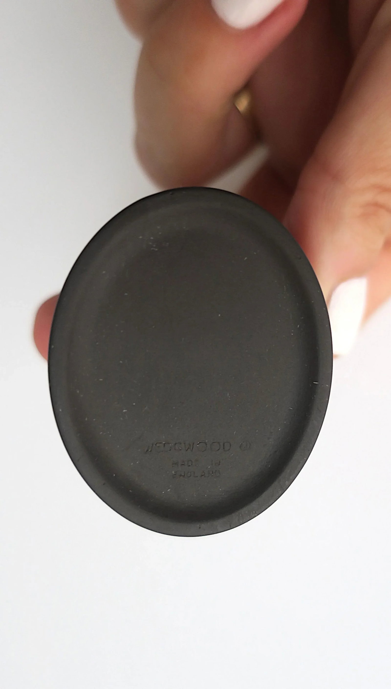 English Wedgwood Basalt Jasperware Scallop Seashell Box, Circa 1980s - 12