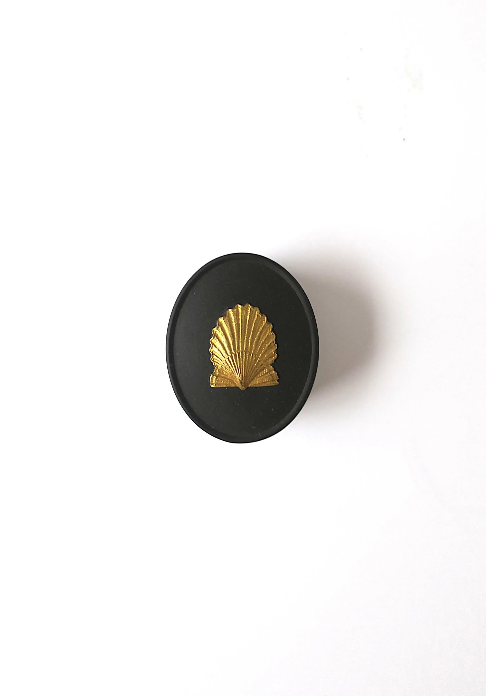 English Wedgwood Basalt Jasperware Scallop Seashell Box, Circa 1980s - 2