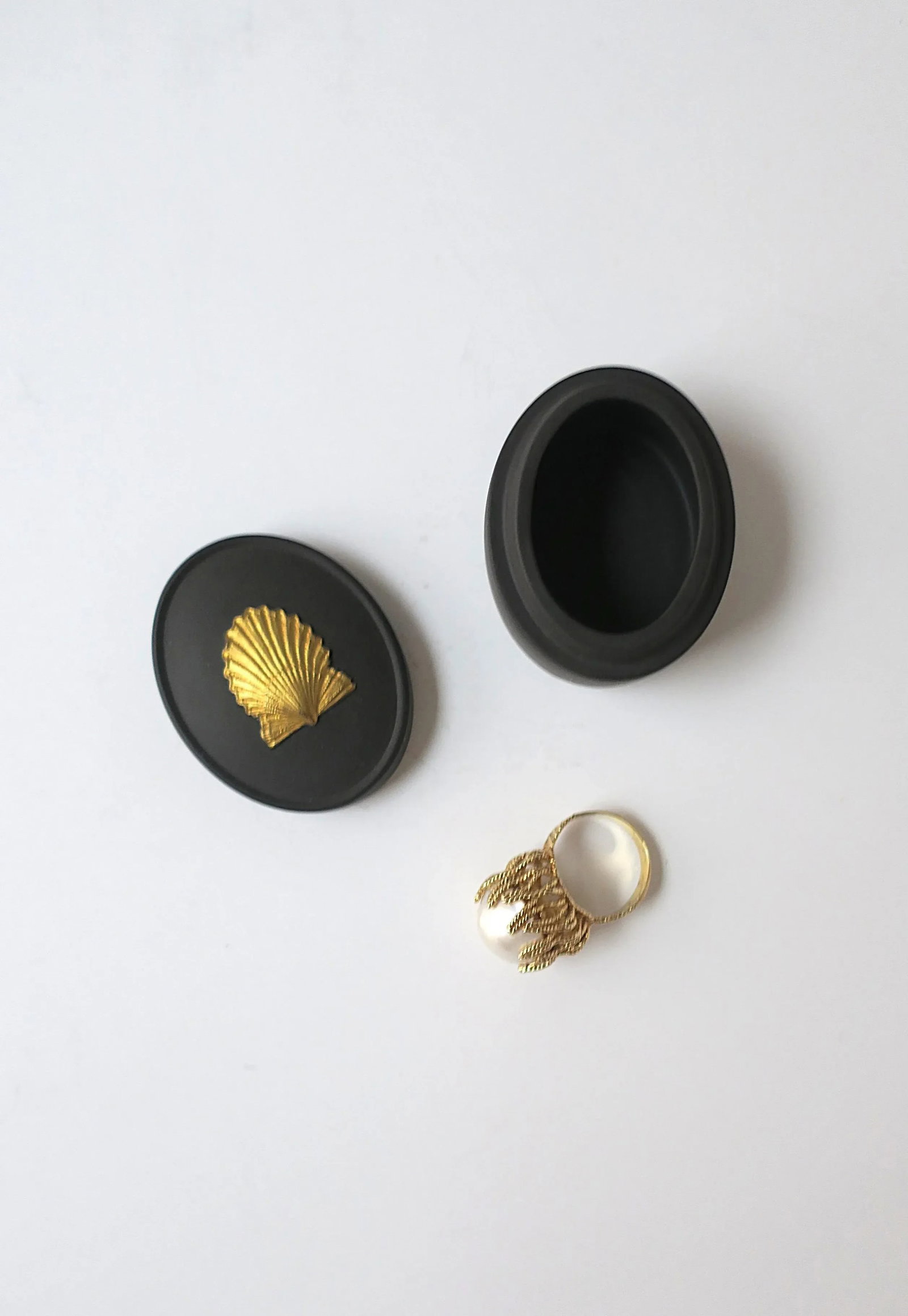 English Wedgwood Basalt Jasperware Scallop Seashell Box, Circa 1980s - 4