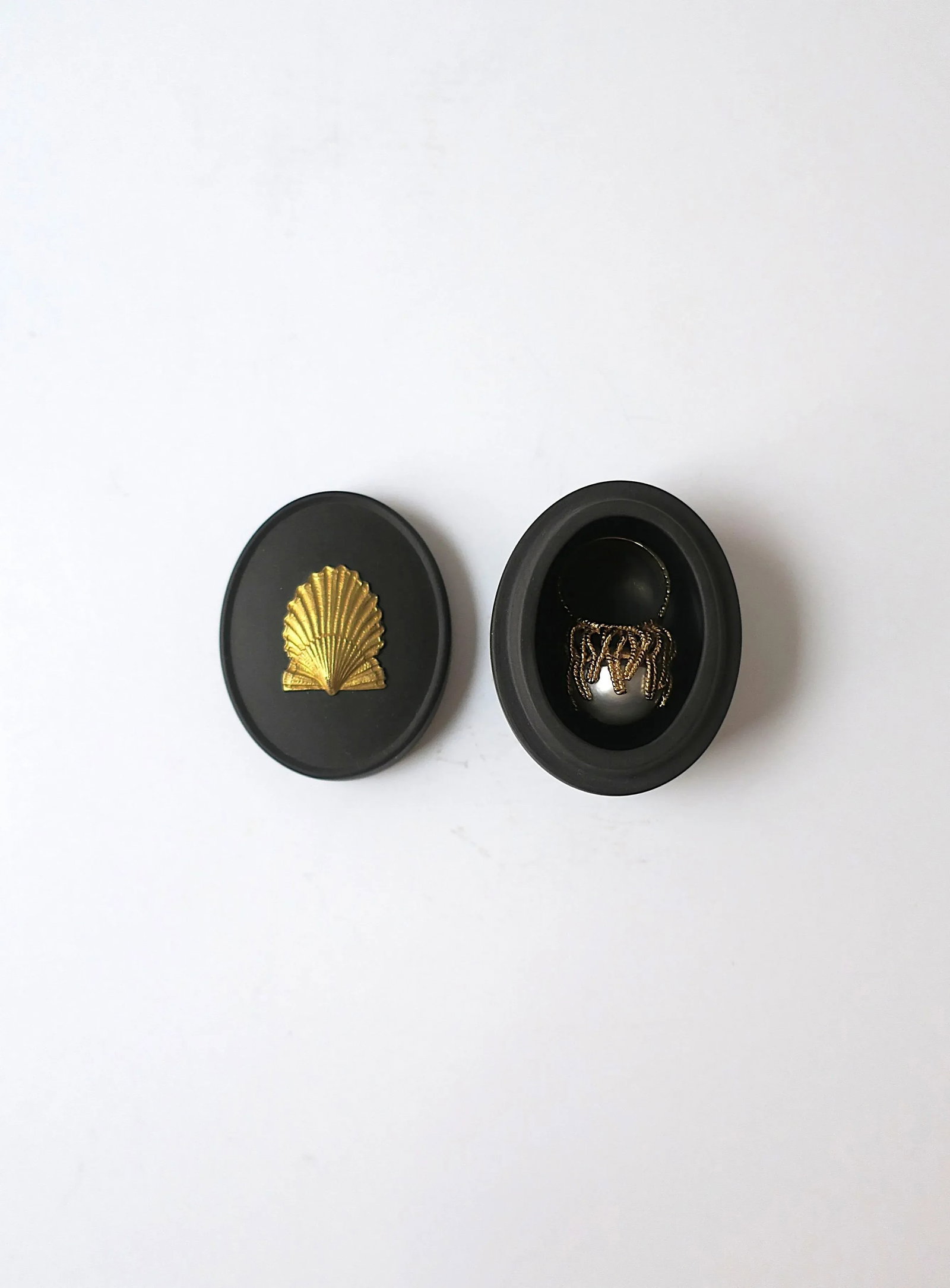 English Wedgwood Basalt Jasperware Scallop Seashell Box, Circa 1980s - 5