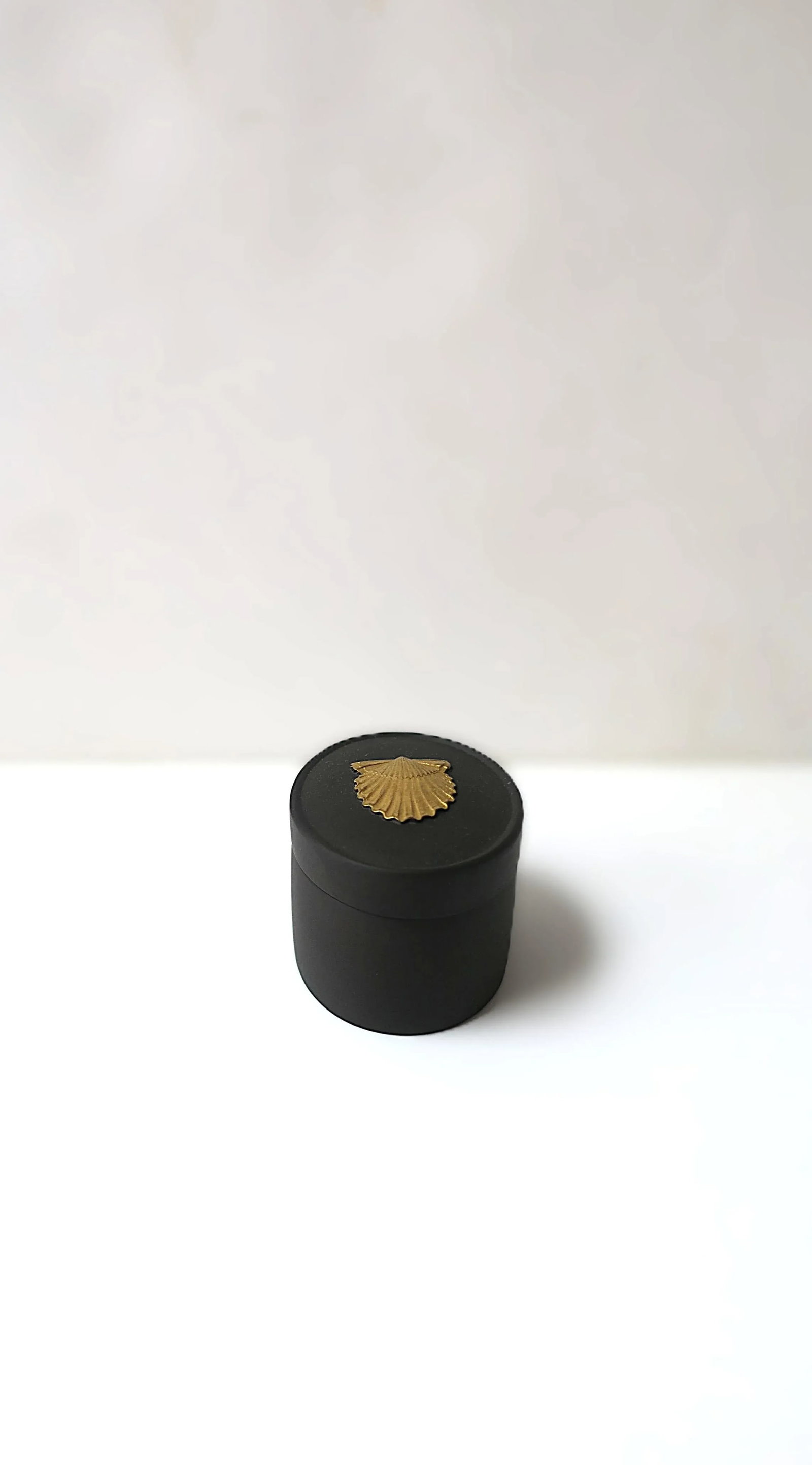 English Wedgwood Basalt Jasperware Scallop Seashell Box, Circa 1980s - 7