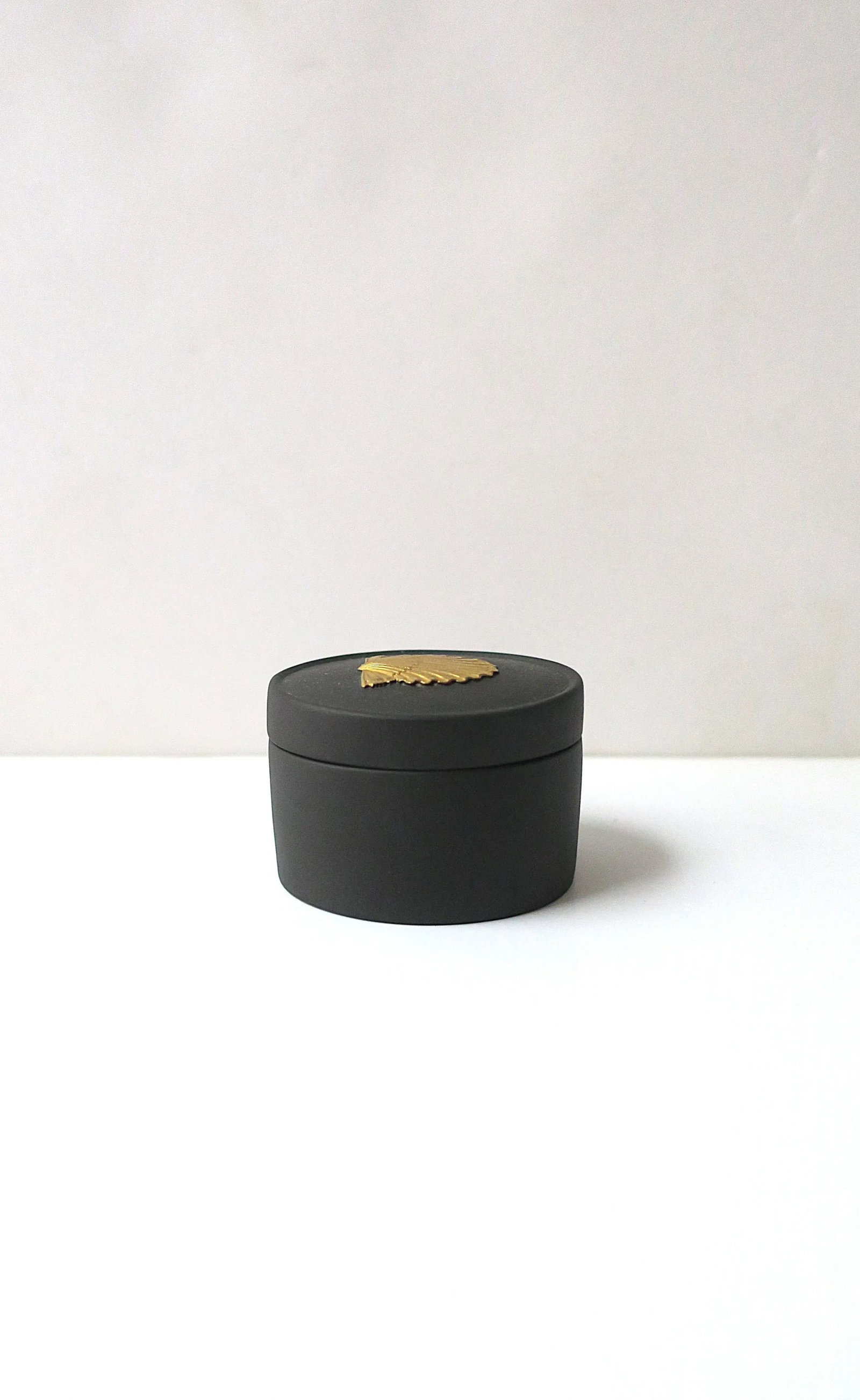 English Wedgwood Basalt Jasperware Scallop Seashell Box, Circa 1980s - 8