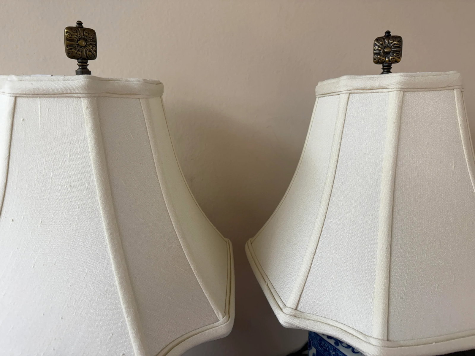 Blue and White Vintage Lamps With Asian Motifs, a Pair, Silk Shades - 10