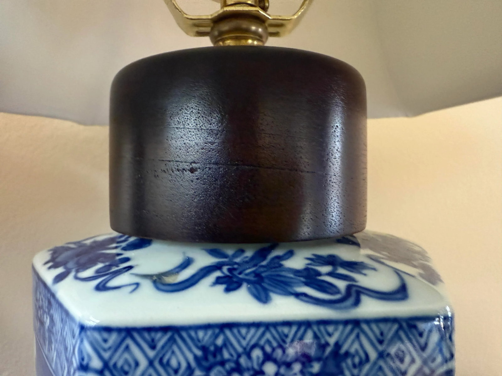 Blue and White Vintage Lamps With Asian Motifs, a Pair, Silk Shades - 9
