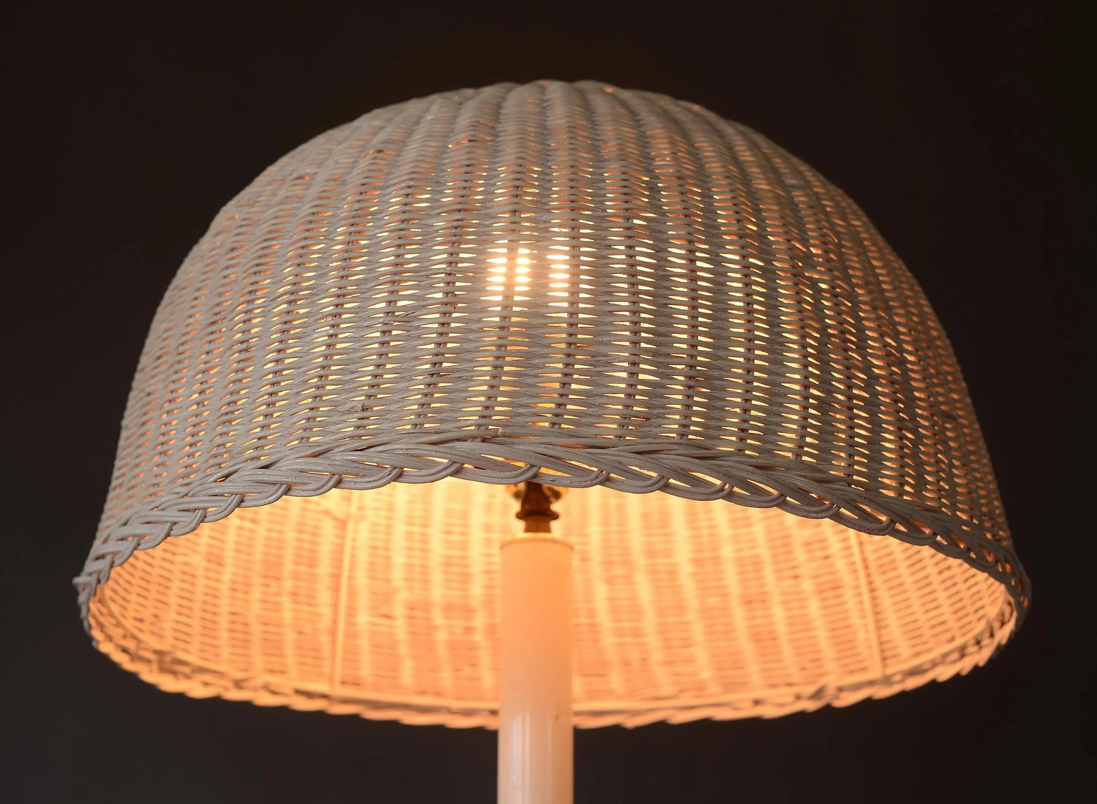 1970s Vintage White Wicker Floor Lamp With Table Shelf - 7