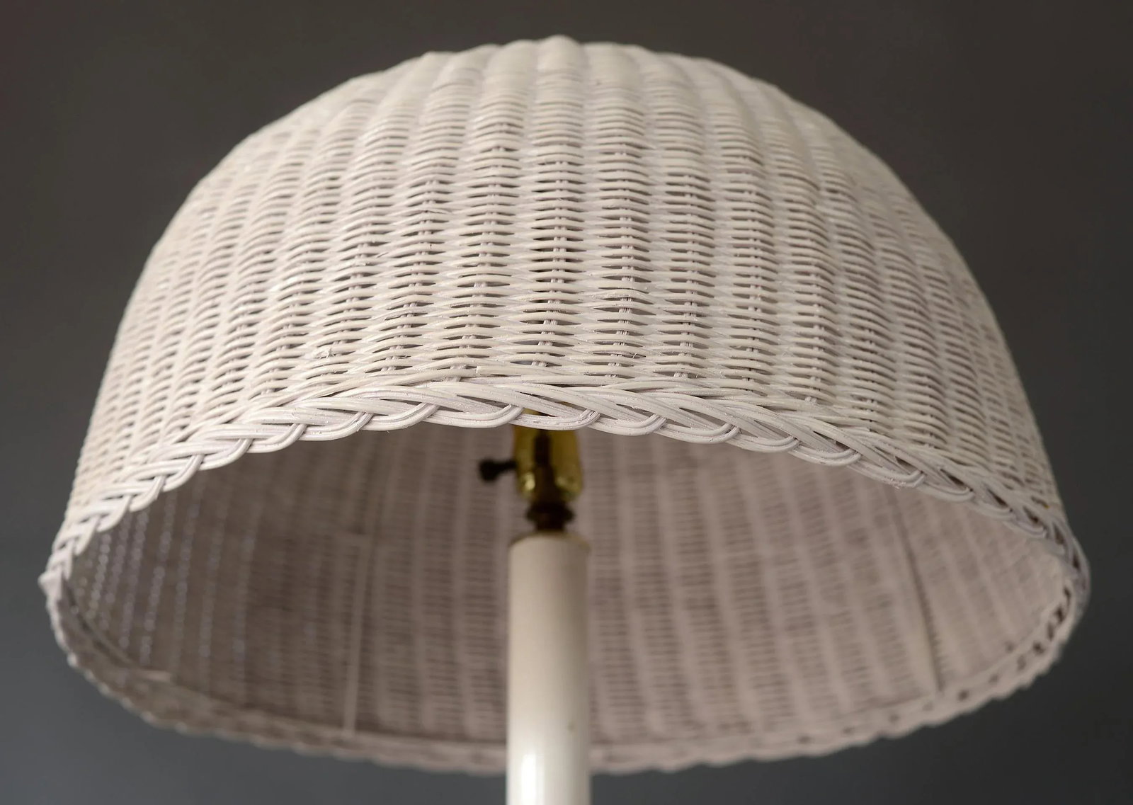 1970s Vintage White Wicker Floor Lamp With Table Shelf - 8
