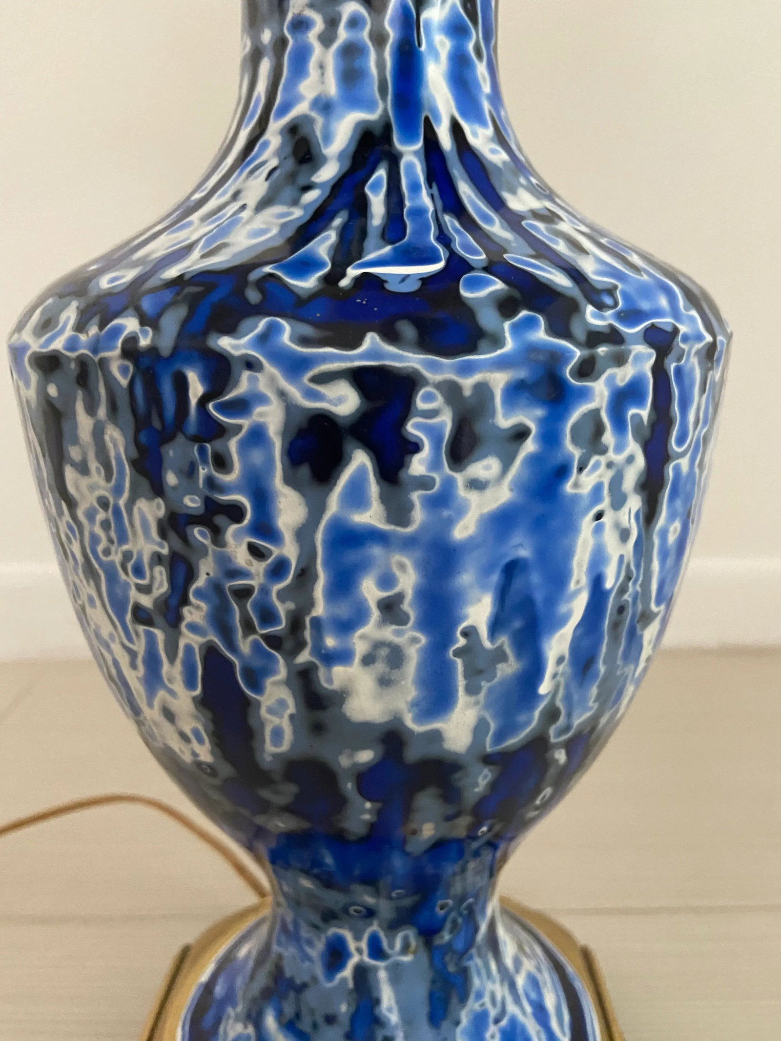 1940s Brass and Porcelain Blue Swirl Table Lamp - 5