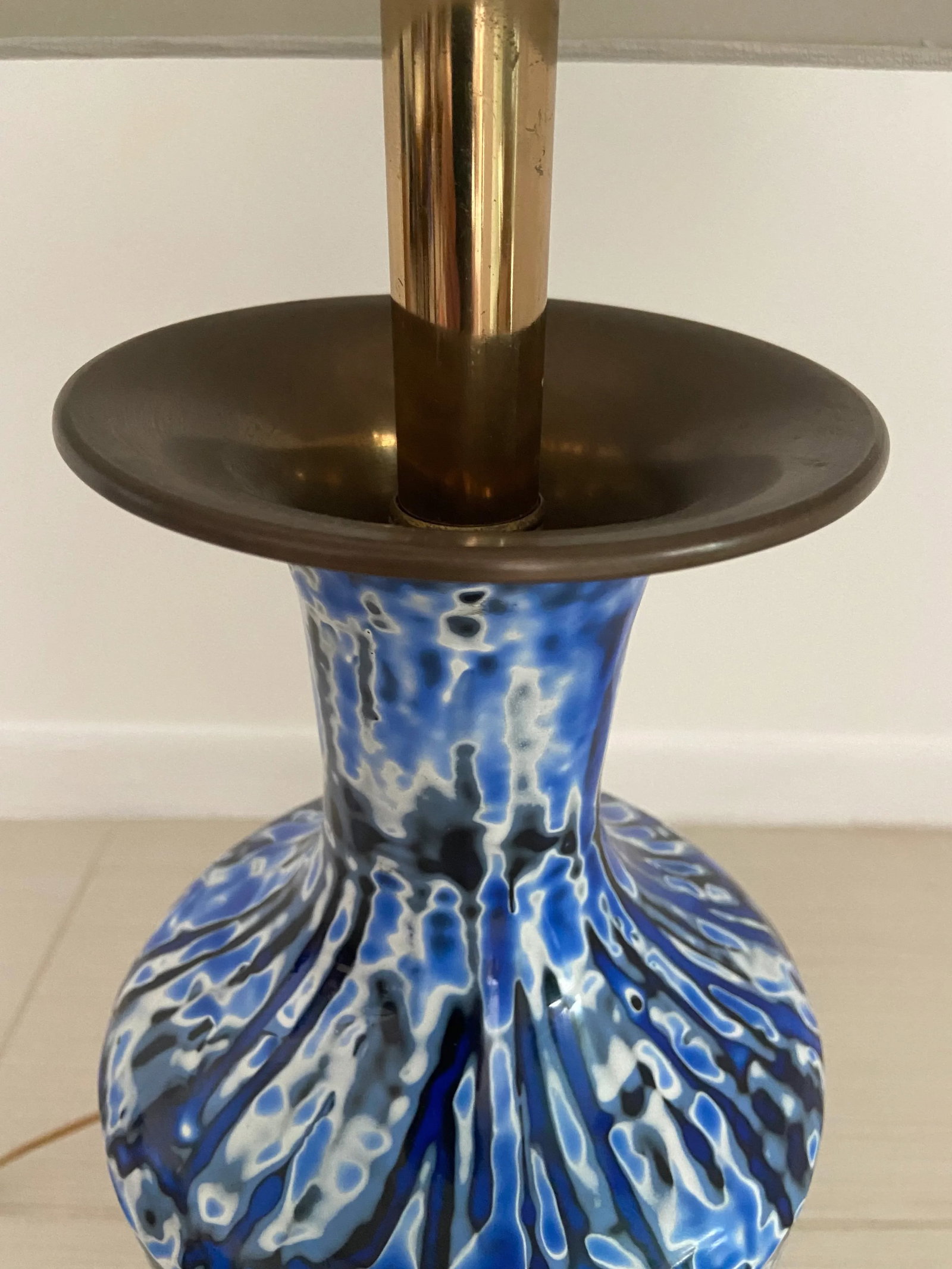 1940s Brass and Porcelain Blue Swirl Table Lamp - 7