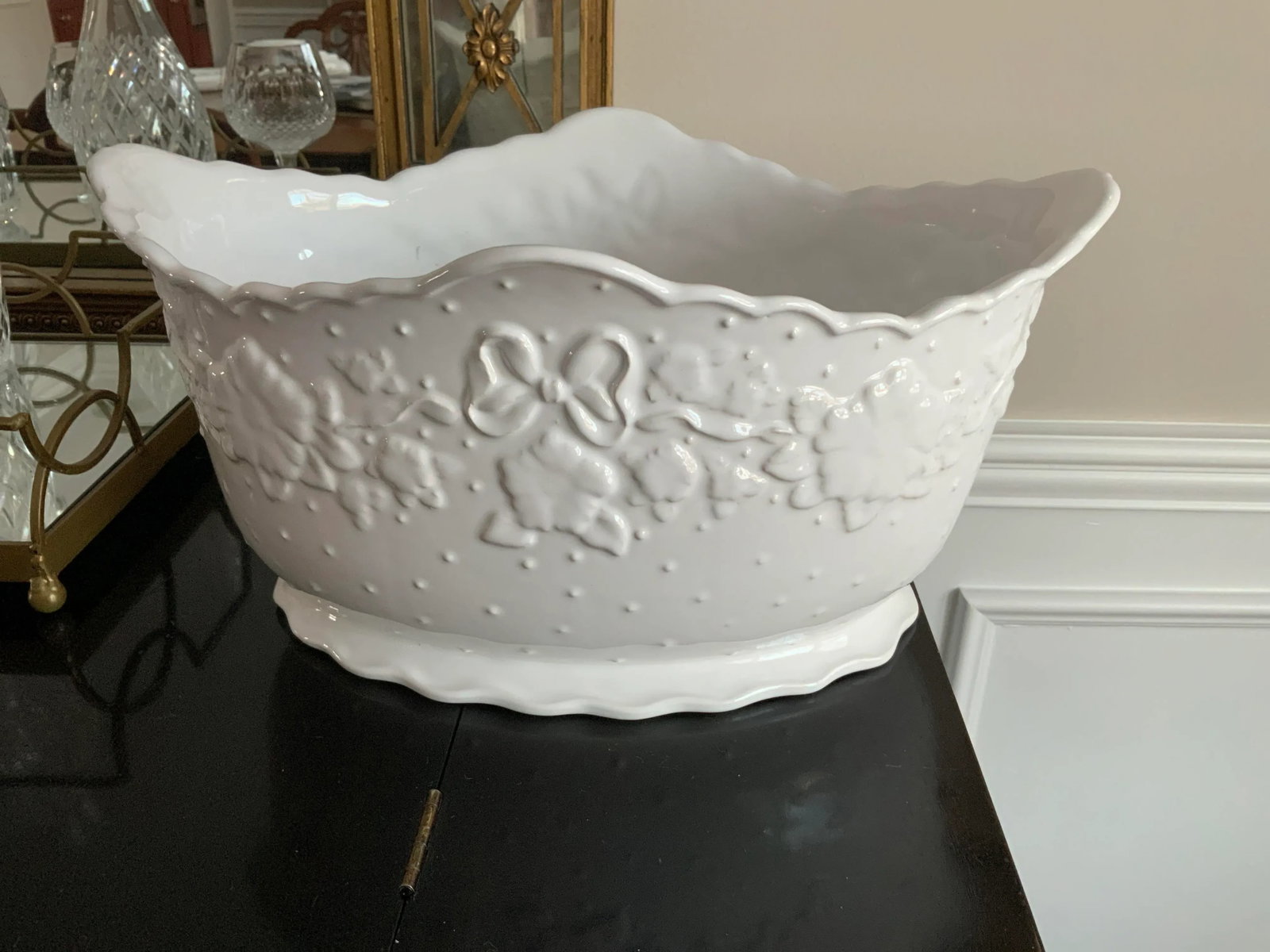 Vintage 1970s White Portuguese Floral & Ribbon Cachepot by Lynn Hollyn Porta - 11