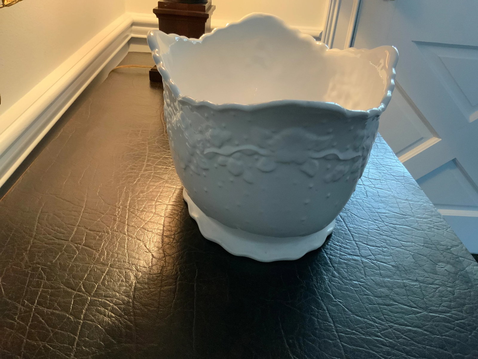 Vintage 1970s White Portuguese Floral & Ribbon Cachepot by Lynn Hollyn Porta - 3