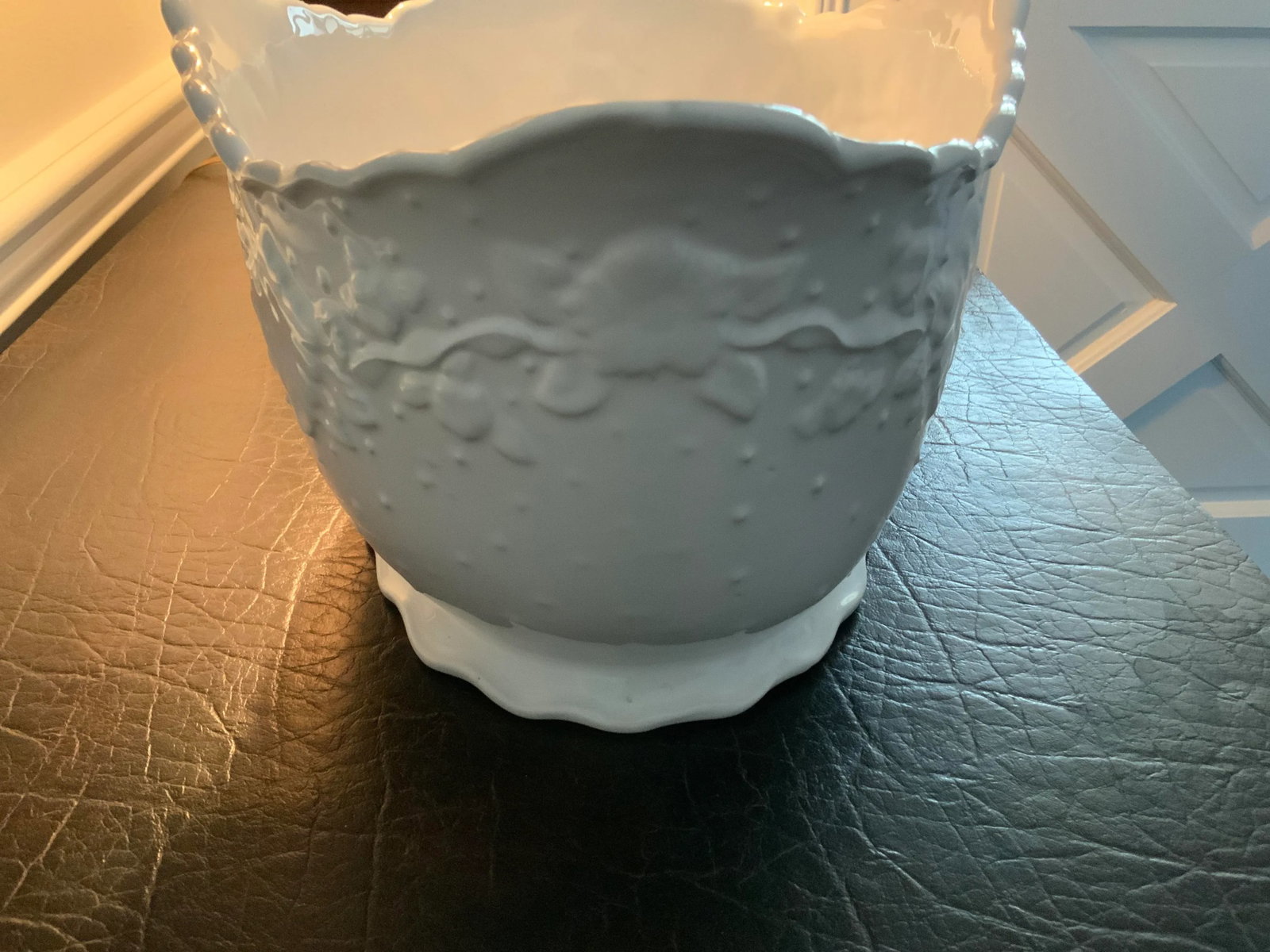 Vintage 1970s White Portuguese Floral & Ribbon Cachepot by Lynn Hollyn Porta - 6