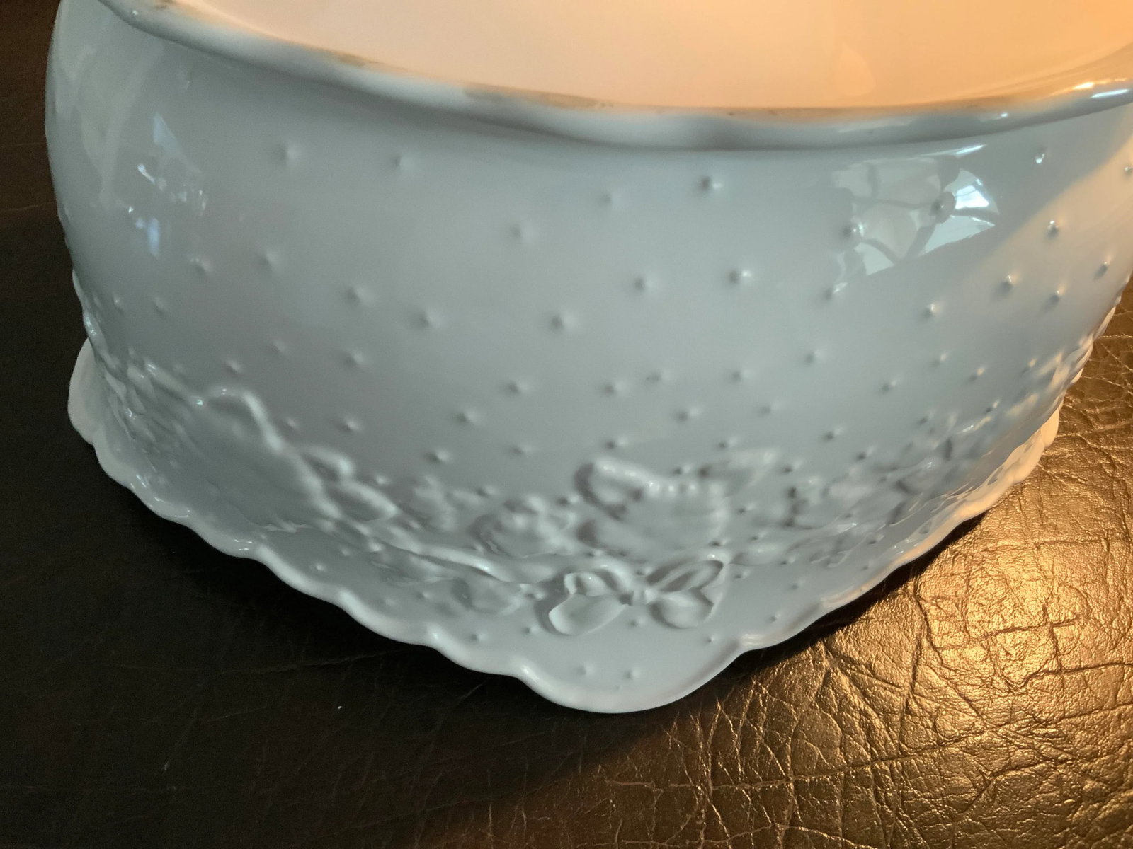Vintage 1970s White Portuguese Floral & Ribbon Cachepot by Lynn Hollyn Porta - 9