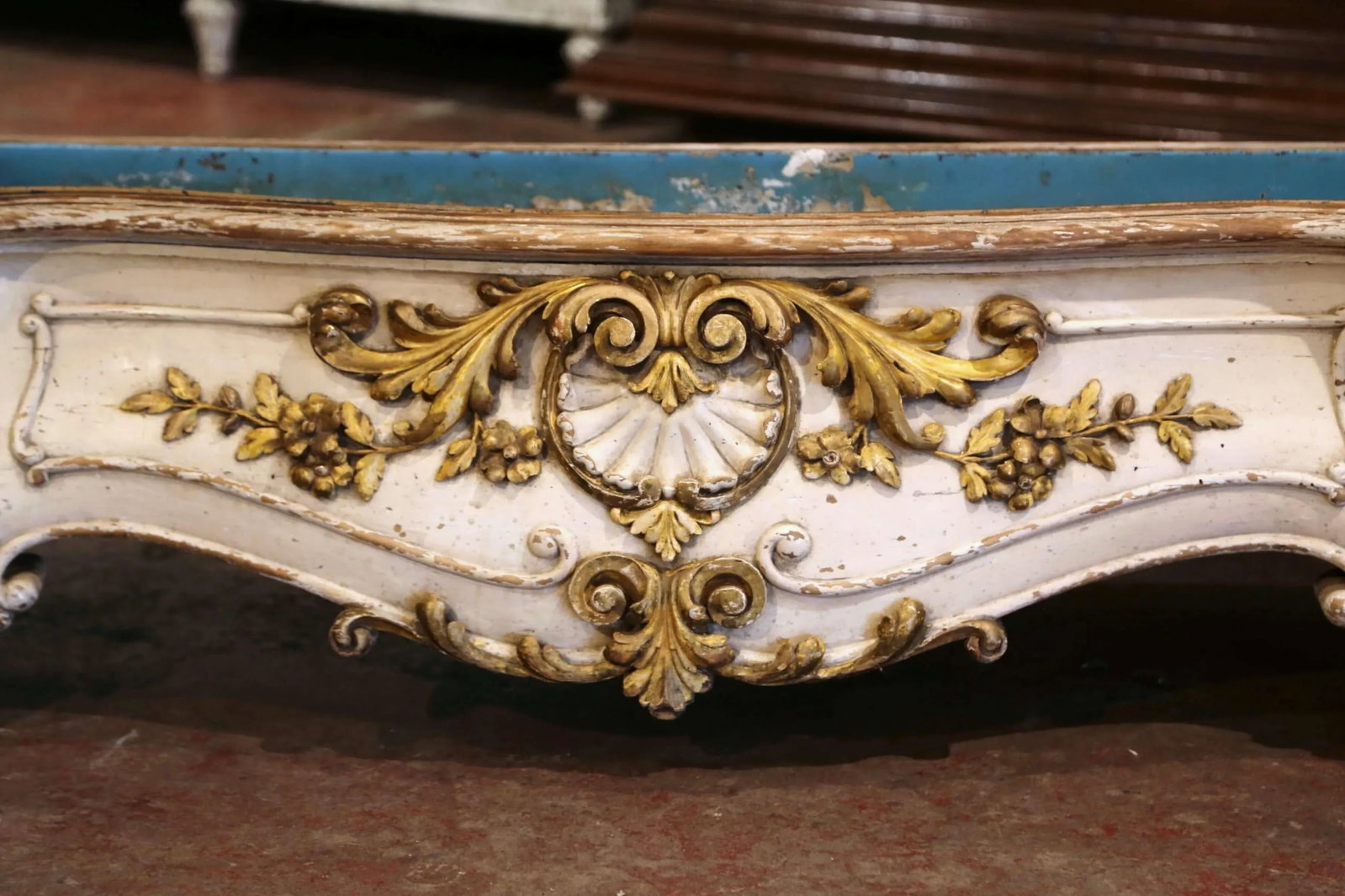 Early 19th Century French Louis XV Carved Painted & Gilt Bombe Floor Jardiniere - 3