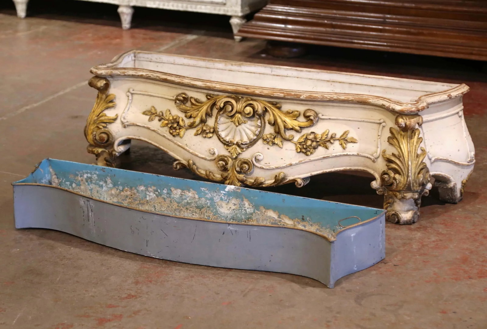 Early 19th Century French Louis XV Carved Painted & Gilt Bombe Floor Jardiniere - 9