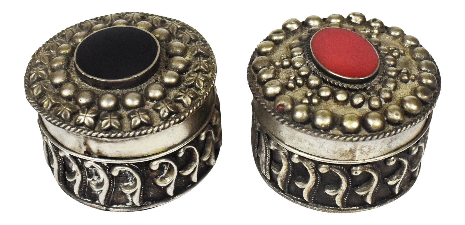 Vintage Round Embossed Silver Metal Pill Jewelry Trinket Box With Inlaid Stone - 2 Pieces: Unique small round embossed design box with inlaid stone on the lid are the prefect set are perfect size for a very personal memento to keep your personal treasures, store you jewelry or rings or they