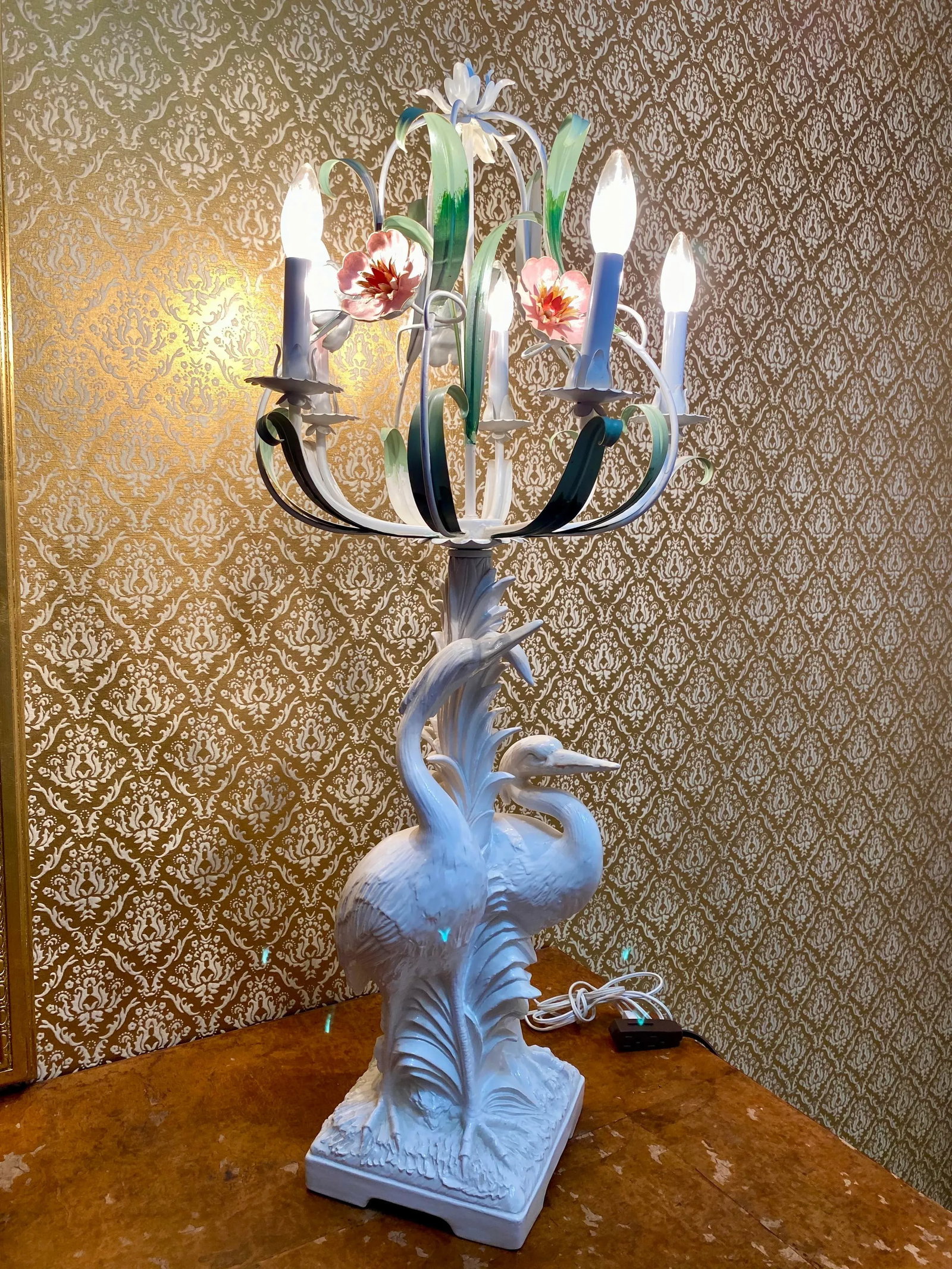 1970s Italian Palm Beach Regency Porcelain Crane Metal Painted Tole Floral Lamp - 3