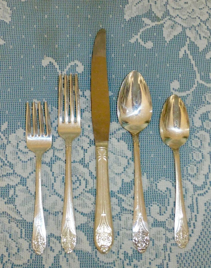 Art Nouveau National Silver Co. "Claudia" Silver Plate Flatware 7 Complete Place Settings With Servi - 2