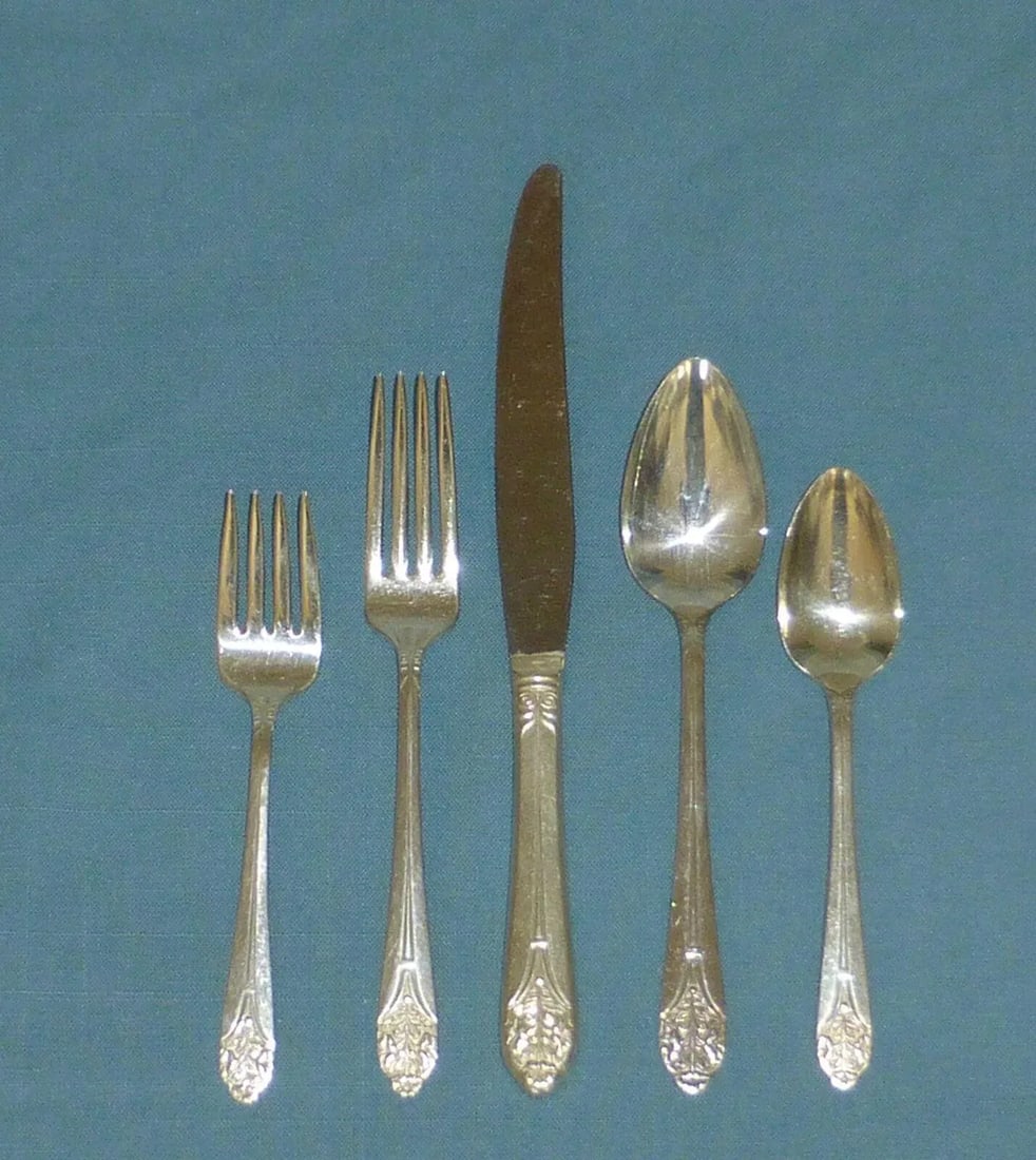 Art Nouveau National Silver Co. "Claudia" Silver Plate Flatware 7 Complete Place Settings With Servi - 3