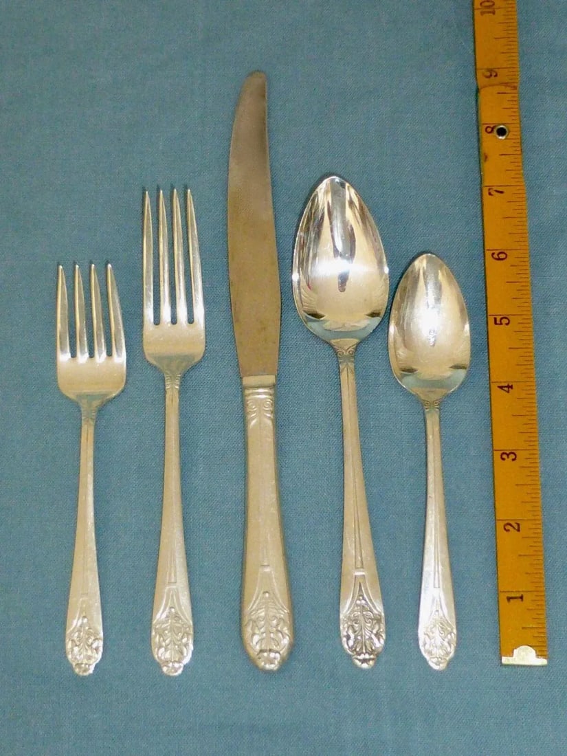 Art Nouveau National Silver Co. "Claudia" Silver Plate Flatware 7 Complete Place Settings With Servi - 4