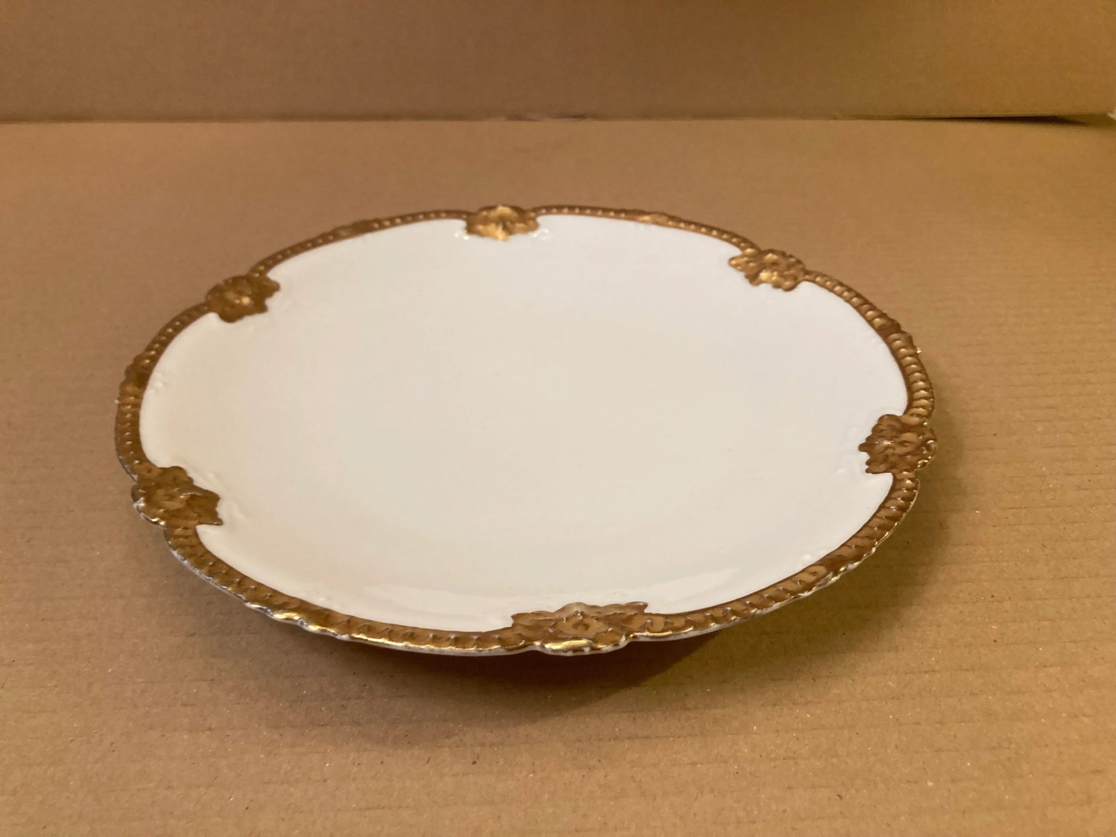 Early 20th Century French Limoges White Porcelain Gold Edge Dessert Plate - 4