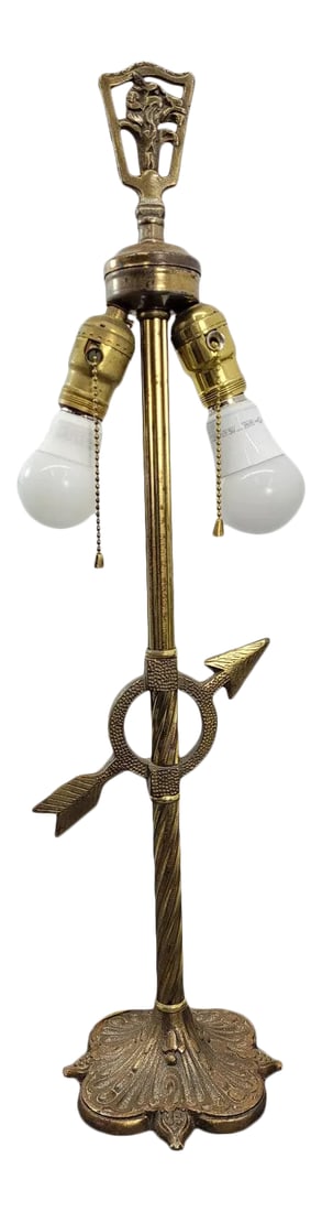 Vintage Brass Arrow Base & Ram Head Finial Dual Light Table Lamp: Vintage Brass Arrow and Ram Head Finial Lamp Measures 26"H x 7"W Good working condition with minor imperfections, minor scratches Overall in good condition. Pull chain. one of the light sockets has a