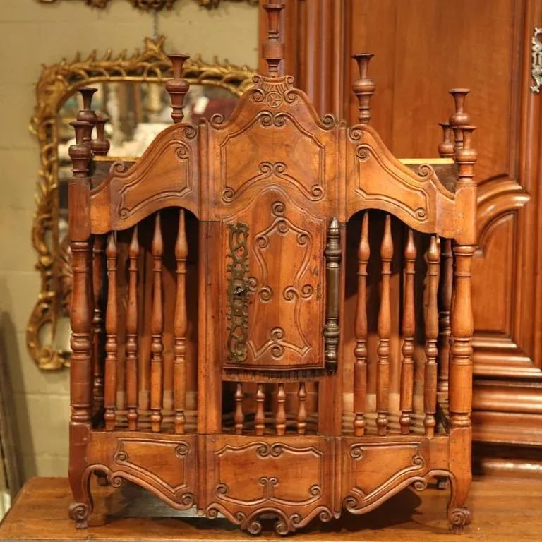 Early 19th Century French Louis XV Carved Walnut Panetiere - 2