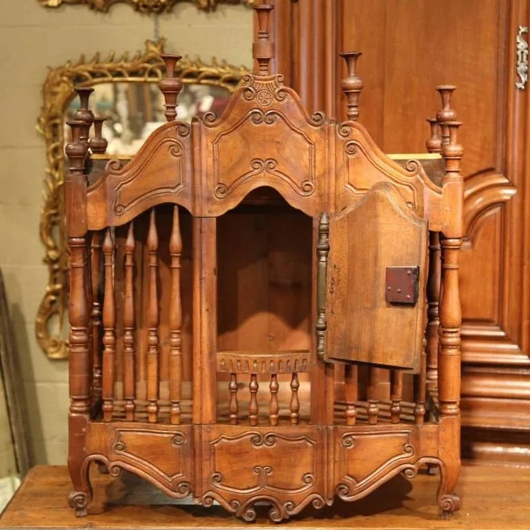 Early 19th Century French Louis XV Carved Walnut Panetiere - 3