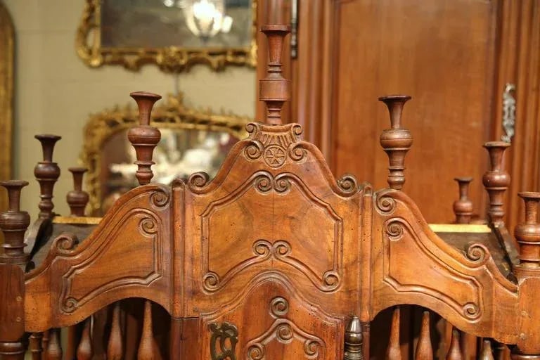 Early 19th Century French Louis XV Carved Walnut Panetiere - 4