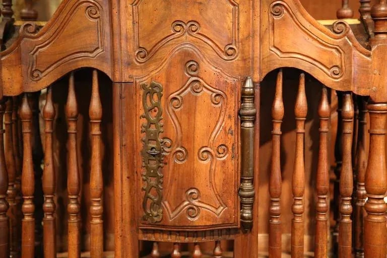 Early 19th Century French Louis XV Carved Walnut Panetiere - 5