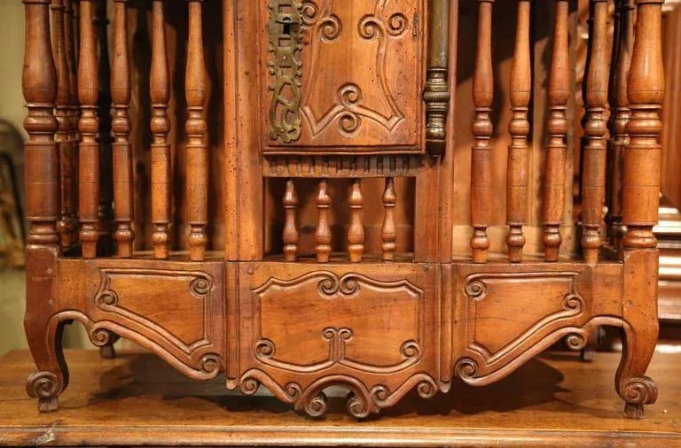Early 19th Century French Louis XV Carved Walnut Panetiere - 6