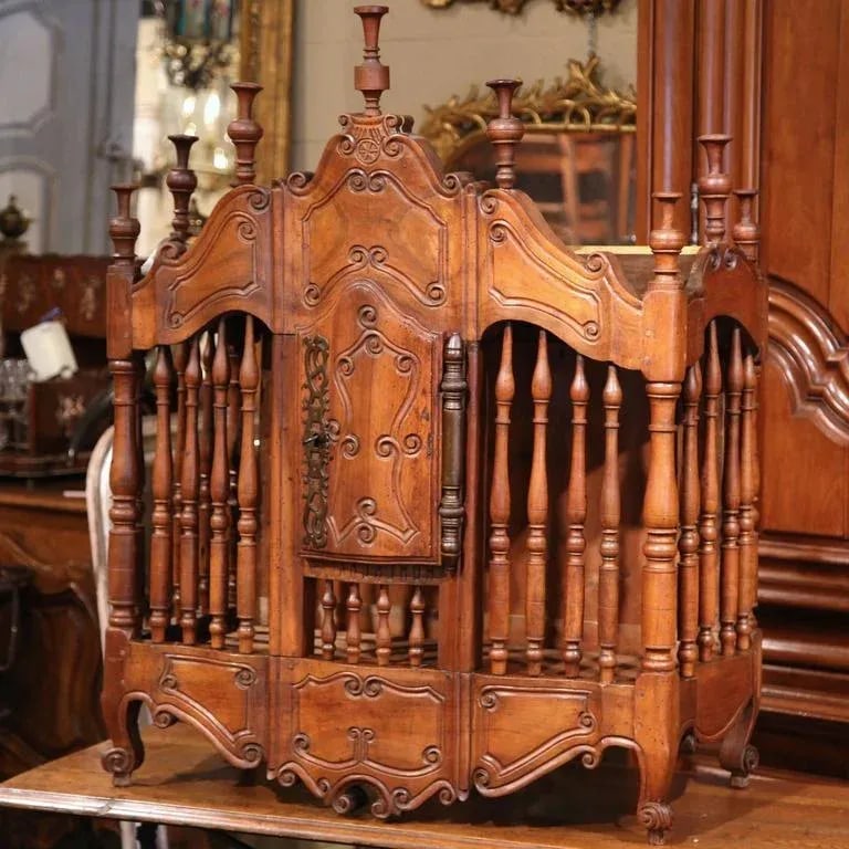 Early 19th Century French Louis XV Carved Walnut Panetiere - 7