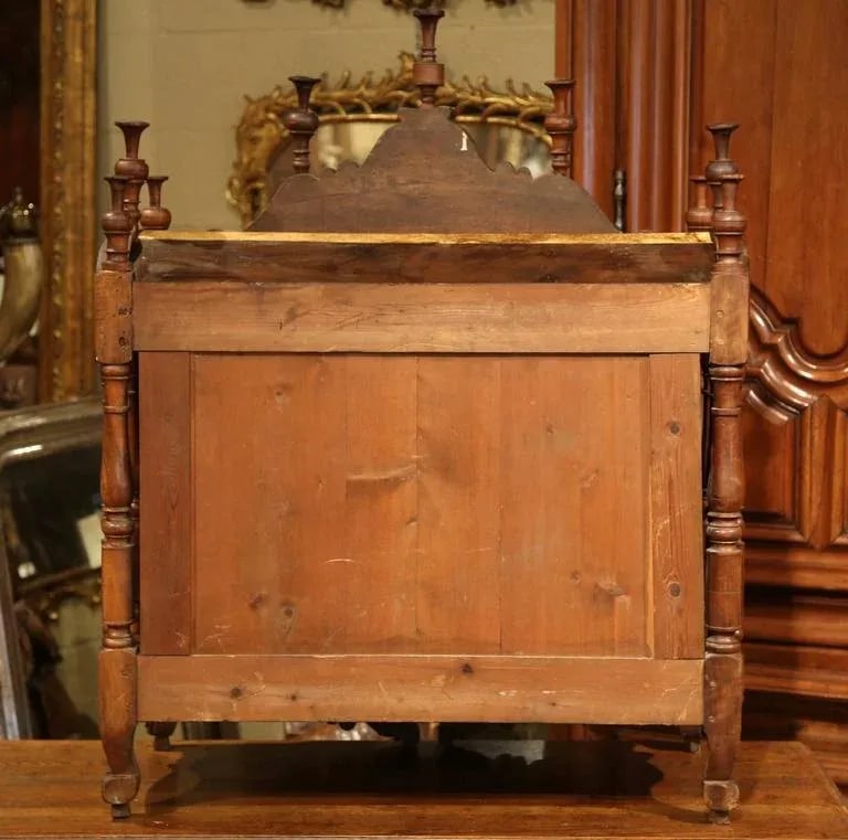 Early 19th Century French Louis XV Carved Walnut Panetiere - 9