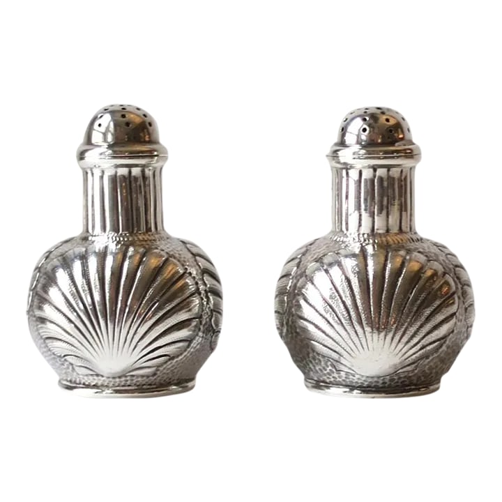 Sterling Silver Salt & Pepper Shakers Scallop Seashell Design by Caldwell: A beautiful and well-made pair of Sterling Silver salt and pepper shakers with scallop seashell design by iconic American jeweler and silversmith J.E. Caldwell & Co, circa 20th century, USA. A great s