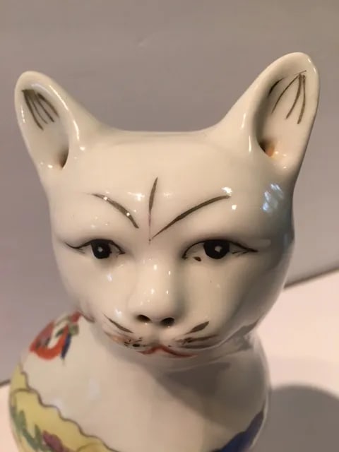 Mid 20th Century Chinese Tobacco Leaf Porcelain Cat - 5