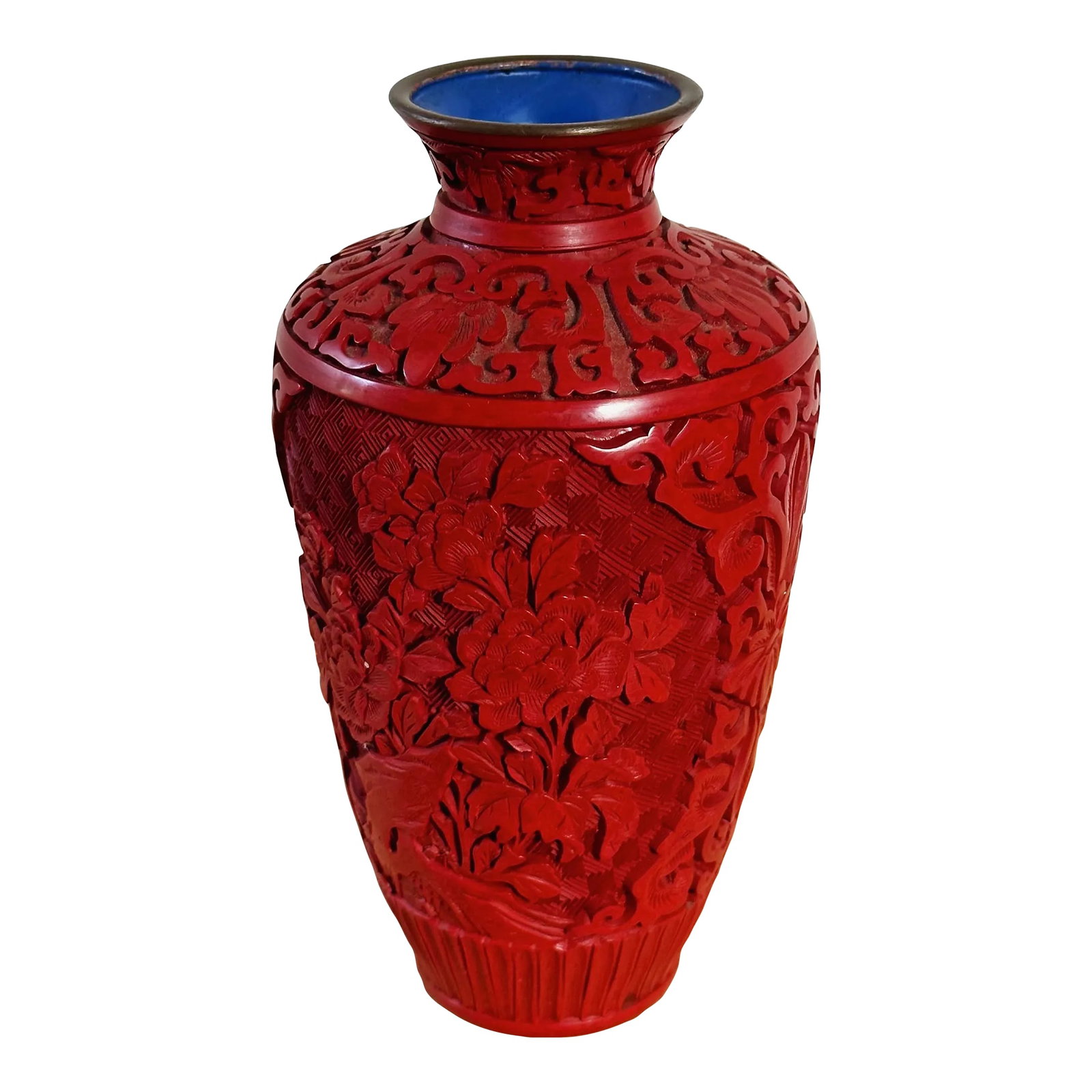 Mid-Century Red Cinnabar Lacquer Vase Depicting Peonies and Chinoiserie: Mid-Century Red Cinnabar Lacquer Vase Depicting Peonies and Chinoiserie Measures approx: 7.5H x 4D Please visit my other listings for more curated treasures. Condition: Alterations: Original
