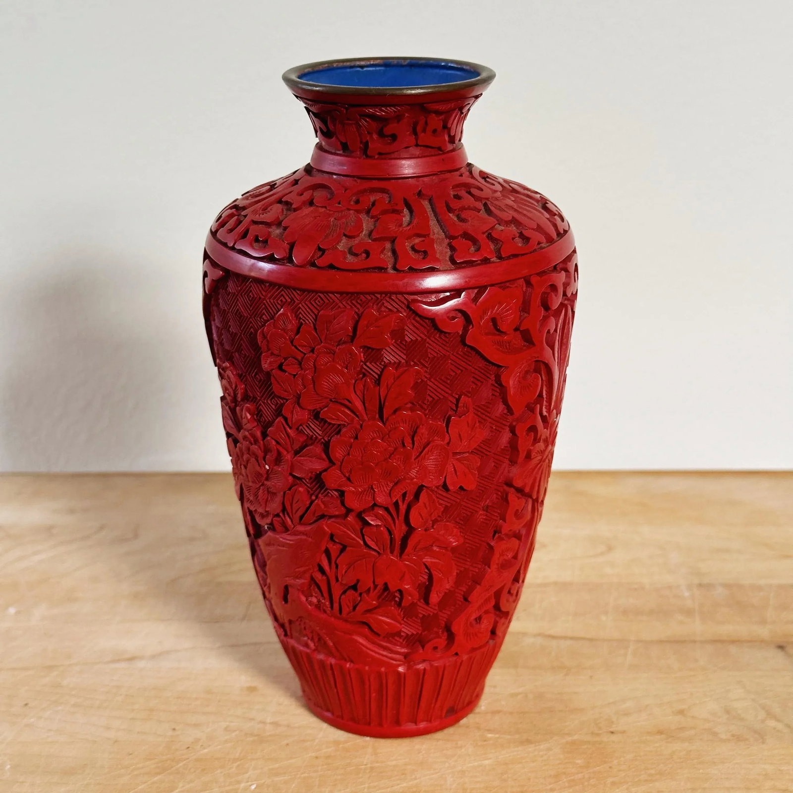 Mid-Century Red Cinnabar Lacquer Vase Depicting Peonies and Chinoiserie - 2