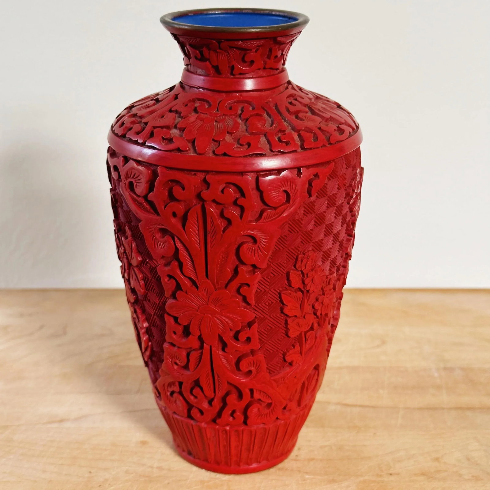Mid-Century Red Cinnabar Lacquer Vase Depicting Peonies and Chinoiserie - 3